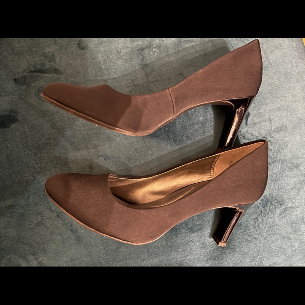 Women’s NWOT Bandolino Black Pumps